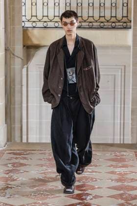 Défilé Ziggy Chen de la mode homme Printemps Été 2026 dans le cadre de la Fashion Week de Paris A model walks the runway during the Ziggy Chen Homme Ready to Wear Spring Summer 2026 fashion show as part of the Paris Menswear Fashion Week on June 28, 2025 in Paris, France Paris France  Copyright: xAgencex xBestimagexAgencex xBestimagex