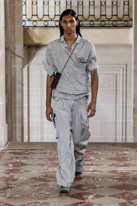 Défilé Ziggy Chen de la mode homme Printemps Été 2026 dans le cadre de la Fashion Week de Paris A model walks the runway during the Ziggy Chen Homme Ready to Wear Spring Summer 2026 fashion show as part of the Paris Menswear Fashion Week on June 28, 2025 in Paris, France Paris France  Copyright: xAgencex xBestimagexAgencex xBestimagex