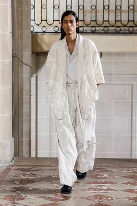 Défilé Ziggy Chen de la mode homme Printemps Été 2026 dans le cadre de la Fashion Week de Paris A model walks the runway during the Ziggy Chen Homme Ready to Wear Spring Summer 2026 fashion show as part of the Paris Menswear Fashion Week on June 28, 2025 in Paris, France Paris France  Copyright: xAgencex xBestimagexAgencex xBestimagex