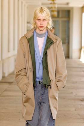 Défilé Kolor de la mode homme Printemps Été 2026 dans le cadre de la Fashion Week de Paris A model walks the runway during the Kolor Homme Ready to Wear Spring Summer 2026 fashion show as part of the Paris Menswear Fashion Week on June 28, 2025 in Paris, France Paris France  Copyright: xAgencex xBestimagexAgencex xBestimagex