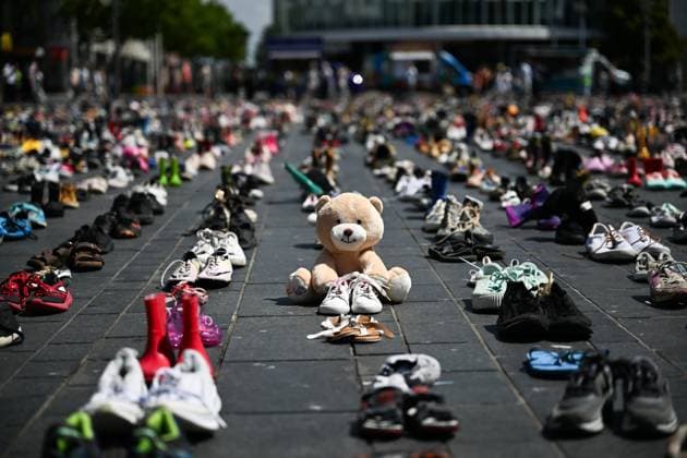 News Themen der Woche KW26 News Bilder des Tages Thousands of shoes in Almere laid out for Palestinian children killed by Israel ALMERE, NETHERLANDS - JUNE 29: Thousands of children’s shoes filled Almere’s city square, symbolizing the lives of Palestinian children killed in Gaza on June 29, 2025 in Almere, Netherlands. For over 20 months, children have died daily- by missiles, bullets, and forced starvation. The moving tribute was organized by the Plant an Olive Tree Foundation for the 12th time. Well-known and ordinary Dutch citizens read aloud the names of thousands of children who will never wear shoes again. The event ran from 12:00 to 17:00 as a call to end the ongoing genocide in Palestine. Mouneb Taim Anadolu Almere Netherlands. Editorial use only. Please get in touch for any oth  Copyright: x2025xAnadoluxMounebxTaimx