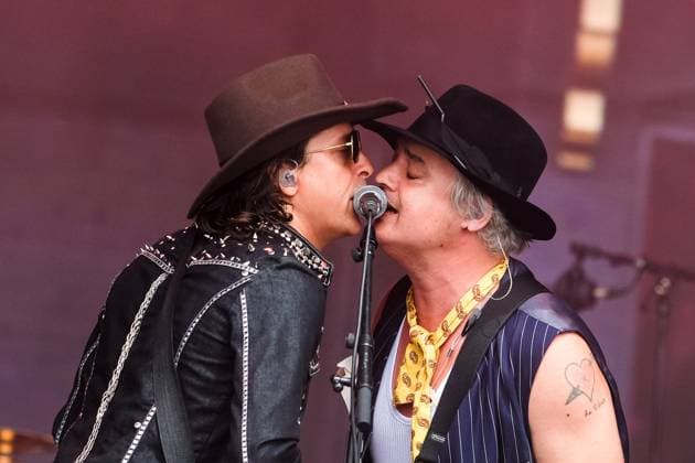 Entertainment Themen der Woche KW26 Entertainment Bilder des Tages Glastonbury Festival 2025, Worthy Farm, Pilton, UK The Libertines performs on the Pyramid Stage during the Glastonbury Festival 2025 at Worthy Farm, Pilton, UK on 29 June 2025. Persons Pictured: Pete Doherty and Carl BarÃ¢t Picture, Credit:Julie Edwards Avalon  Copyright: xJuliexEdwardsx xAvalonx 1016274763