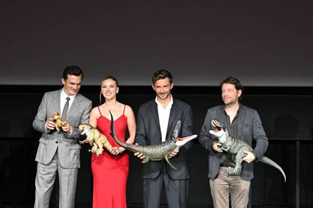 Entertainment Themen der Woche KW26 Entertainment Bilder des Tages SHANGHAI, CHINA - JUNE 29: (L-R) English actor Rupert Friend, American actress and singer Scarlett Johansson, English actor Jonathan Bailey and British filmmaker and director Gareth Edwards with dinosaur figurines on their hands attend the premiere of Jurassic World Rebirth on June 29, 2025 in Shanghai, China.  Copyright: xVCGx 111576822301