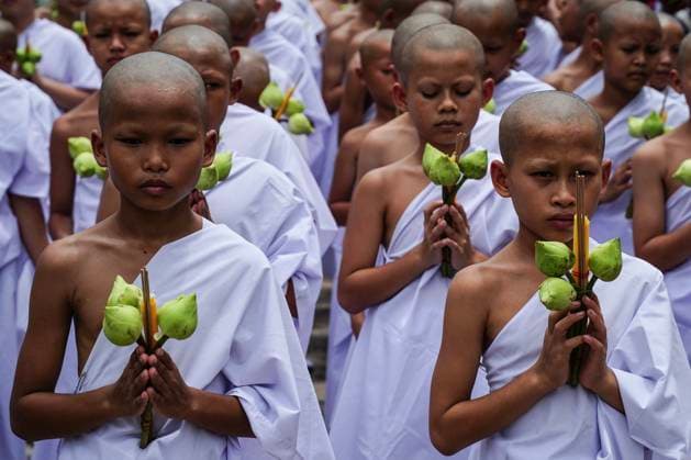 News Themen der Woche KW26 News Bilder des Tages Mass Buddhist Monk Ordination Ceremony For Hill Tribe. Newly ordained hill tribe Buddhist monks hold lotus flowers and joss sticks as they walk in a circular procession during a mass Buddhist monk ordination ceremony for hill tribe men at Wat Benchamabophit, also known as the Marble Temple, in Bangkok, Thailand, on June 29, 2025. Bangkok Bangkok Thailand  Copyright: xAnusakxLaowilasx originalFilename: laowilas-notitle250629_npHEB.jpg