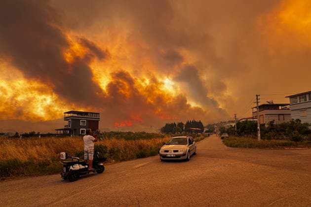 Bilder des Jahres 2025, News 06 Juni News Themen der Woche KW26 News Bilder des Tages Wildfires in Turkiye s Izmir IZMIR, TURKIYE - JUNE 29: Flames rise from forest area after a wildfire broke out in Seferihisar district, Izmir, Turkiye on June 29, 2025. The forest fire that broke out on the borders of Menderes and Seferihisar districts of Izmir is being intervened by air and land. Teams continue to work to bring the fire under control in the region where strong winds are effective. Lokman Ilhan Anadolu Izmir Turkey. Editorial use only. Please get in touch for any other usage.  Copyright: x2025xAnadoluxLokmanxIlhanx