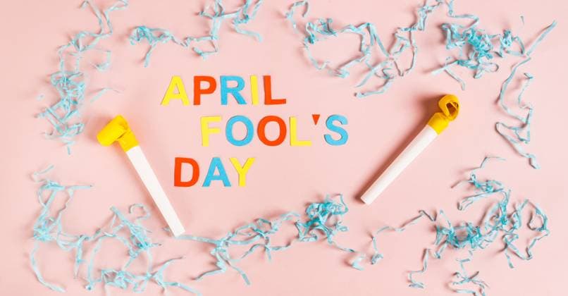 April Fools Day aus farbigen Buchstaben, Trillerpfeifen, Luftballons und Papier auf rosa Webbanner in der Draufsicht April Fools Day from colored letters, whistles, balloons and paper on pink top view web banner (License=RF) Copyright: xZoonar.com ElenaxRuix 23681294