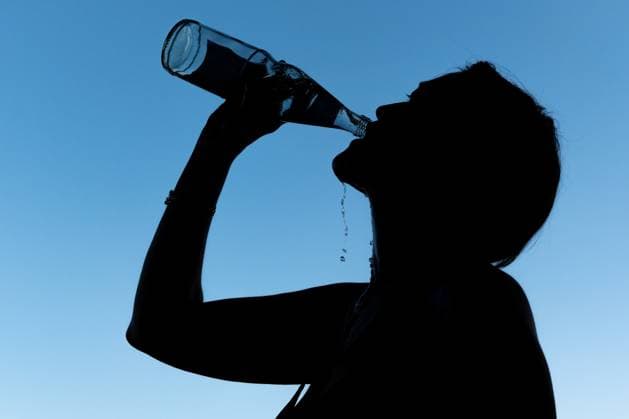 Hydration bei Sommerhitze Trinken gegen die Hitzewelle 29.06.25, Selters: Symbolfoto, Illustrationsbild, Symbolbild, Illustrationsfoto, Alltagsszene Silhouette einer Person, die bei sommerlichem Wetter aus einer Flasche trinkt. Das Bild steht sinnbildlich für die Wichtigkeit ausreichender Flüssigkeitszufuhr bei großer Hitze. Die Aufnahme entstand im Kontext der aktuellen Hitzewelle in Deutschland und Europa und thematisiert die gesundheitlichen Herausforderungen extremer Temperaturen. Selters Hessen Deutschland Copyright: xW2Artx xThorstenxWagnerx