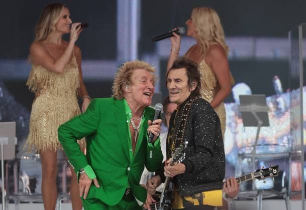 Bilder des Jahres 2025, Entertainment 06 Juni Entertainment Themen der Woche KW26 British Rock star Ronnie Wood performs as a guest with Rod Stewart in the Legends slot on the Pyramid Stage at the 2025 Glastonbury Festival in Glastonbury on Sunday,June 29, 2025. Glastonbury is one of the biggest music festival in the world with over 210,000 people attending.  LON2025062954 HUGOxPHILPOTT