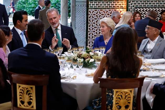 Bilder des Jahres 2025, News 06 Juni News Bilder des Tages Spain King Felipe VI, Qatar emir Tamim bin Hamad Al Thani (L), European Comission president Ursula von der Leyen, Nepalese prime minister, Khadga Prasad Oli (R) and othes personalities during the gala dinner celebrated at Sevilla, southern Spain, 29 June 2025, on the eve the celebration of UN s fourth International Conference on Financing for Development (FFD4), to be held in the city from 30 June to 03 July. International Conference on Financing for Development !ACHTUNG: NUR REDAKTIONELLE NUTZUNG!  Copyright: xChemaxMoyax EVE6534 20250629-55017271753_1