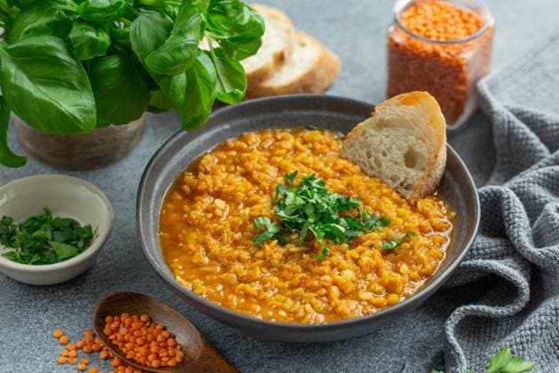 Vegetarische Linsensuppe in Schüssel, grauer Betonhintergrund Vegetarian lentil soup in bowl, grey concrete background (License=RF) Copyright: xZoonar.com Anna_Shepulovax 23664226