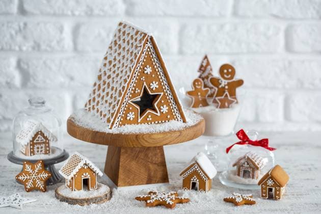 Selbstgemachtes Lebkuchenhaus, Weihnachts- und Neujahrsdekoration und Backidee, festliches Winterkonzept homemade gingerbread house, Christmas and new Year decoration and baking idea, festive winter concept (License=RF) Copyright: xZoonar.com Anna_Shepulovax 23676015
