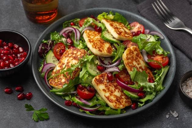 Nahaufnahme von gebratenem Halloumi-Käsesalat auf grauem Teller, dunkler Hintergrund close up of fried halloumi cheese salad on grey plate, dark background (License=RF) Copyright: xZoonar.com Anna_Shepulovax 23676086