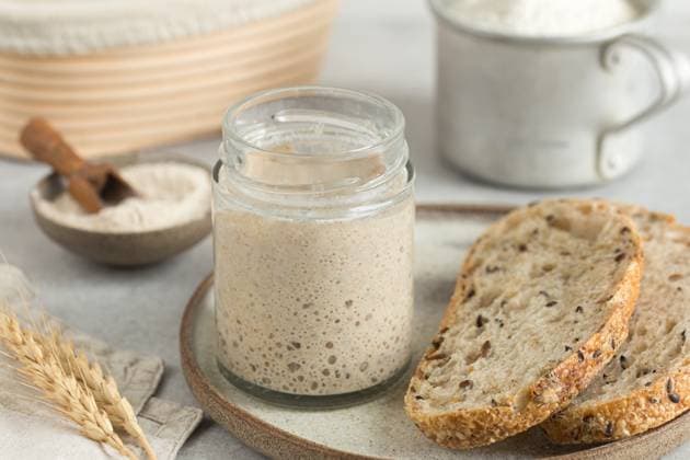 hausgemachter Sauerteigbrot-Starter im Glas, rustikal homemade sourdough bread starter in jar, rustic style (License=RF) Copyright: xZoonar.com Anna_Shepulovax 23680827