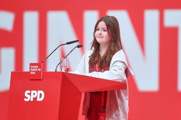 News Themen der Woche KW26 News Bilder des Tages Berlin, Deutschland, 29.06.2025: CityCube: 42. SPD-Bundesparteitag: Lavinia Esser, Jusos Düsseldorf, mit Jahrgang 2008 jüngste Delegierte, hält ihre erste Rede auf dem Parteitag *** Berlin, Germany, 29 06 2025 CityCube 42 SPD Federal Party Conference Lavinia Esser, Jusos Düsseldorf, the youngest delegate born in 2008, gives her first speech at the party conference Copyright: xdtsxNachrichtenagenturx dts_73308