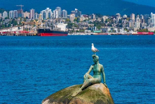 Girl in a Wetsuit, eine Bronzeskulptur im Stanley Park in Vancouver, Kanada Girl in a Wetsuit, eine Bronzeskulptur im Stanley Park in Vancouver, Kanada (License=RF) Copyright: xZoonar.com ChunxJuxWux 23688807