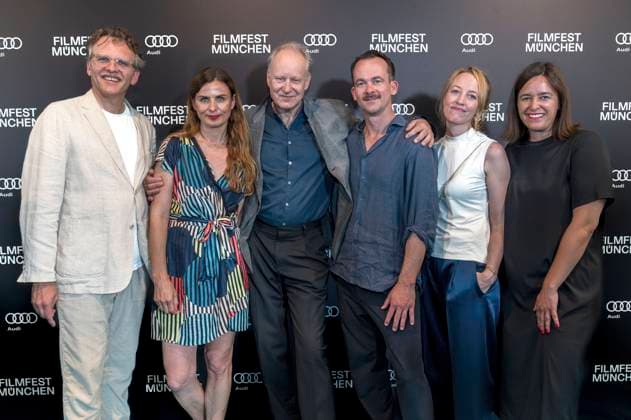 Christoph Gröner, Janine Jackowski, Stellan Skarsgard, Jonas Dornbach, Katharina Günther und Julia Weigl bei der Verleihung des CineMerit Awards auf dem 42. Filmfest München 2025 im Theatersaal des Amarikahauses. München, 29.06.2025