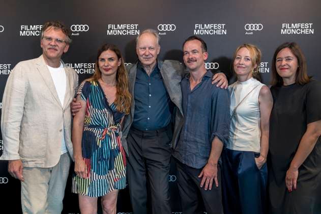Christoph Gröner, Janine Jackowski, Stellan Skarsgard, Jonas Dornbach, Katharina Günther und Julia Weigl bei der Verleihung des CineMerit Awards auf dem 42. Filmfest München 2025 im Theatersaal des Amarikahauses. München, 29.06.2025