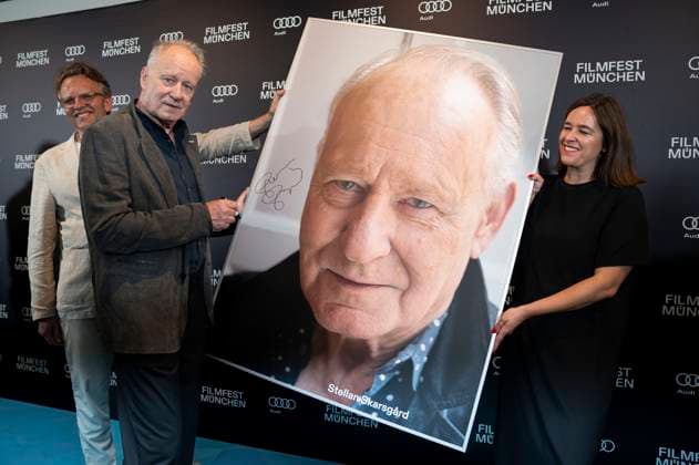 Christoph Gröner, Stellan Skarsgard und Julia Weigl bei der Verleihung des CineMerit Awards auf dem 42. Filmfest München 2025 im Theatersaal des Amarikahauses. München, 29.06.2025