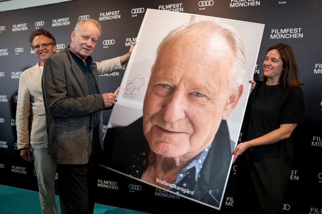 Christoph Gröner, Stellan Skarsgard und Julia Weigl bei der Verleihung des CineMerit Awards auf dem 42. Filmfest München 2025 im Theatersaal des Amarikahauses. München, 29.06.2025