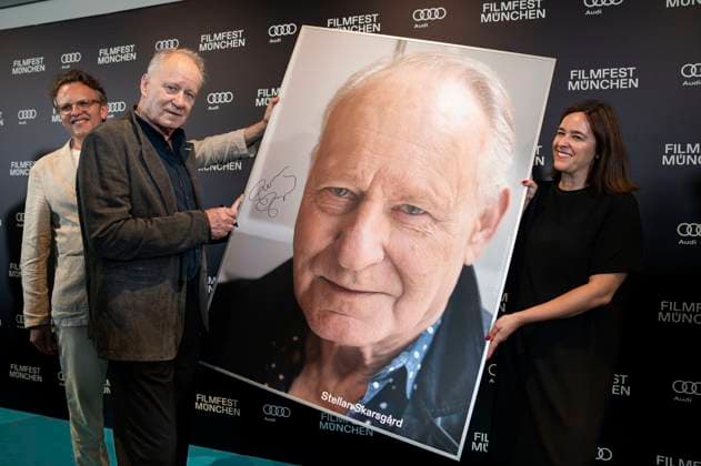 Christoph Gröner, Stellan Skarsgard und Julia Weigl bei der Verleihung des CineMerit Awards auf dem 42. Filmfest München 2025 im Theatersaal des Amarikahauses. München, 29.06.2025
