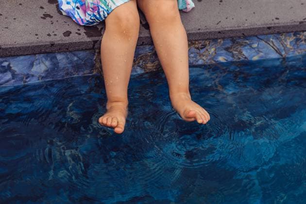 Creative Highlights Symbolbilder young girl sits by swimming pool, dipping her feet into the water. Bodrum, Mu?la, Türkiye R_BMEE25062990-1775010-01 ,model released, Symbolfoto