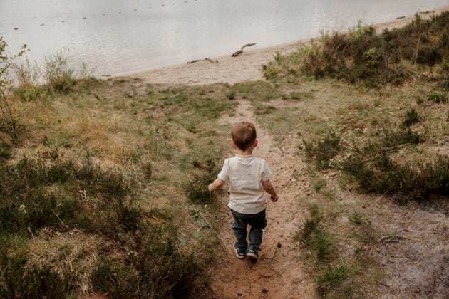 Creative Highlights Symbolbilder Child holding small pine cones on a dirt trail outdoors Amsterdam, North Holland, Netherlands R_RTBZ250629G-1776228-01 ,model released, Symbolfoto
