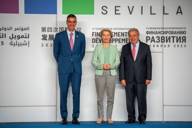 Bilder des Jahres 2025, News 06 Juni News Bilder des Tages Official reception for Heads of State and Government at the IV International Conference on Financing for Development The President of the Government, Pedro Sánchez i and the President of the UN, António Guterres d and the President of the European Commission, Ursula von der Leyen during the reception On June 30, 2025 in Seville, Andalusia Spain The official photo with the heads of state and government participating in the IV International Conference on Financing for Development of the UN took place at the Palacio de Congresos y Exposiciones de Sevilla FIBES This institutional event welcomed the leaders participating in this global summit focused on the economic and financial challenges of sustainable development 30 JUNE 2025 Francisco J Se  Copyright: xFranciscoxJ.xOlmox 6831506