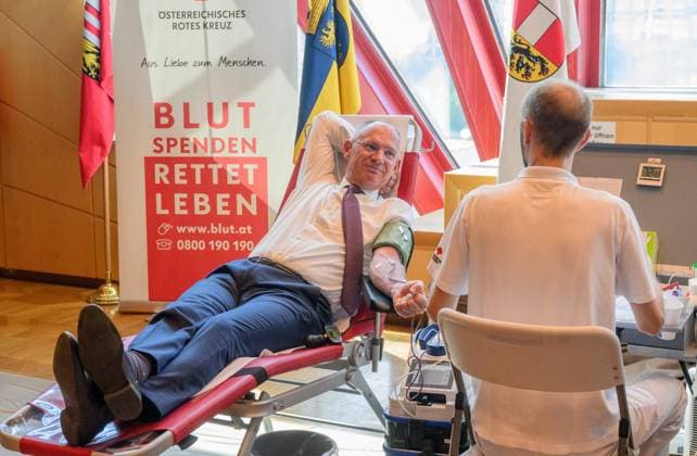News Themen der Woche KW27 News Bilder des Tages Âphotonews.at - Wien, 30.06.2025. Die Blutreserven in Oesterreich sind knapp wie das Rote Kreuz wissen laesst, zu knapp. Nach einer Pressekonferenz mit Vertetern des Roten Kreuzes geht der Innenministern mit gutem Beispiel voran und spendet in der Landespolizeidirektion Wien Blut. PHOTO: Der Innenminister Gerhard Karner (OEVP) bei der Blutspende The blood reserves in Austria are scarce, as the Red Cross has let it be known, too scarce. After a press conference with representatives of the Red Cross, the Minister of the Interior sets a good example and donates blood at the Vienna State Police Headquarters.. Gruene, Partei, Parteiaufstellung, Parteifuehrung 20250630 Blutspende-Aktion der Landespolizeidirektion Wien *** Âphotonews at Wien, 