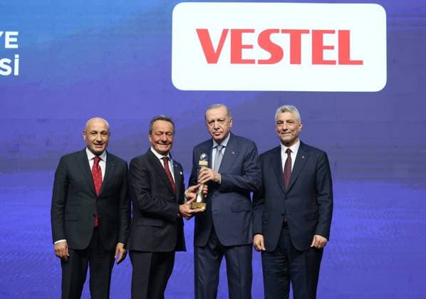 Turkish President Recep Tayyip Erdogan ISTANBUL, TURKIYE - JUNE 30: (----EDITORIAL USE ONLY - MANDATORY CREDIT - TURKISH PRESIDENCY MURAT KULA HANDOUT - NO MARKETING NO ADVERTISING CAMPAIGNS - DISTRIBUTED AS A SERVICE TO CLIENTS----) Turkish President Recep Tayyip Erdogan (2nd R) presents awards to the recipients during the 32nd Ordinary General Assembly of Turkiye Exporters Assembly and Export Champions Award Ceremony at Halic Congress Center in Istanbul, Turkiye on June 30, 2025. Turkish Trade Minister Omer Bolat (R) was also present at the ceremony. Turkish Presidency Murat Kula Handout Anadolu Istanbul Turkey. Editorial use only. Please get in touch for any other usage.  Copyright: x2025xAnadoluxTurkishxPresidencyx xMuratxKulax xHandoutx