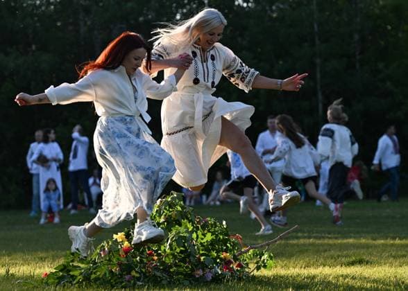 Edmonton™s Ukrainian Diaspora Honors Kupala Night With Traditional Festivities EDMONTON, CANADA JUNE 29: Participants jump over tree branches, an adaptation since open fires are prohibited in Edmonton, while members of Edmonton™s Ukrainian community and their friends gather for Kupala Night celebrations, organized by the Ukrainian National Youth Federation (UNYF), at Victoria Park in Edmonton, Alberta, Canada, on June 29, 2025. Kupala Night is a centuries-old Slavic folk celebration of the summer solstice that blends pagan and Christian traditions. Celebrated in Ukraine, Poland, Belarus, Bulgaria, and Slovakia, it features rituals such as bonfire jumping, water ceremonies, and the symbolic search for the mythical fern flower. Edmon  Copyright: xArturxWidakx originalFilename: widak-edmonton250629_np6Sh.jpg