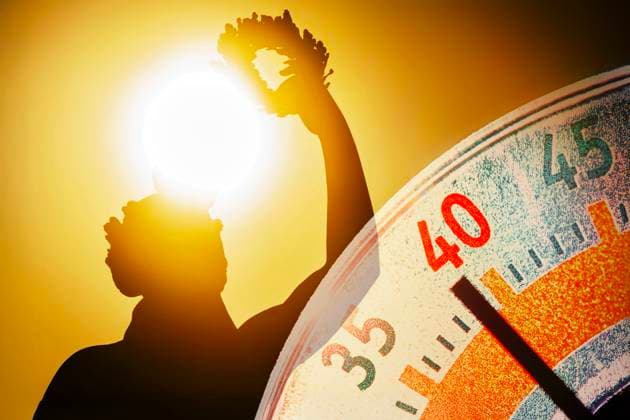 Rekordhitze mit Temperaturen bis fast 40 Grad, Symbolfoto Thermometer mit Bavaria, München, 30. Juni 2025 Deutschland, München, Ende Juni 2025, Rekordhitze, die Temperaturen nähern sich teilweise 40 Grad, Hitzewelle über Deutschland, Thermometer zeigt 39 Grad, Sonnenuntergang hinter der Bavaria, Theresienwiese, die 18 Meter hohe Bronze Skulptur, 1850 von Ludwig Schwanthaler geschaffen, verkörpert Bayern, Sommer, heißes Wetter, Klima, Klimawandel, Gegenlicht, Bayern, *** Record heat with temperatures up to almost 40 degrees, symbolic photo thermometer with Bavaria, Munich, 30 June 2025 Germany, Munich, end of June 2025, record heat, temperatures approaching 40 degrees in some places, heat wave over Germany, thermometer shows 39 degrees