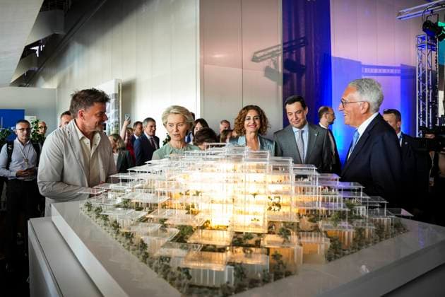Bilder des Jahres 2025, News 06 Juni News Bilder des Tages Groundbreaking ceremony for the Joint Research Center Seville The President of the European Commission, Ursula von der Leyen, during the groundbreaking ceremony for the Joint Research Center in the Navigation Pavilion of the Isla de la Cartuja in Seville, on June 30, 2025 in Seville Andalusia, Spain The President of the Regional Government of Andalusia and Co-President of the Committee of the Regions of the European Union, Juanma Moreno, speaks at the presentation ceremony, attended by the President of the European Commission, Ursula von der Leyen, and the First Vice-President of the Government and Minister of Finance, María Jesús Montero 30 JUNE 2025 María José Ló Sevilla Andalucia Sevilla Andalucia Espana  Copyright: xMariaxJosÃ xLopezx 6832246