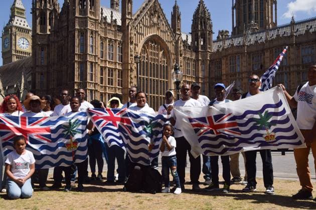 News Themen der Woche KW27 News Bilder des Tages June 30, 2025, London, England, United Kingdom: Members of the Chagossian community gather outside the parliament in protest against the UK handover of Chagos Islands to Mauritius. London United Kingdom - ZUMAv130 20250630_zip_v130_014 Copyright: xVukxValcicx