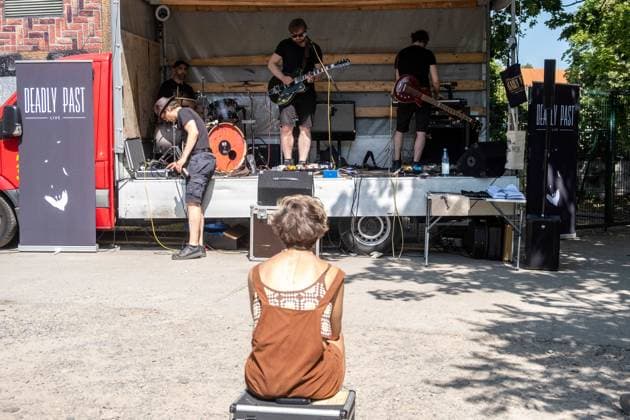 Fete de la Musique zum Sommeranfang in Berlin-Prenzlauer Berg. Am Mauerpark spielt sich die Band Deadly Past bereits warm. Immer am 21. Juni, dem Tag der Sommersonnenwende, finden in ganz Berlin Konzerte zum Sommeranfang statt. Fete de la Musique at the start of summer in Berlin-Prenzlauer Berg. The band Deadly Past is already warming up at Mauerpark. Every year on June 21, the day of the summer solstice, concerts are held throughout Berlin to mark the beginning of summer. Fele De La Musique in Berlin *** Fete de la Musique at the start of summer in Berlin Prenzlauer Berg The band Deadly Past is already warming up at Mauerpark Fete de la Musique at the start of summer in Berlin Prenzlauer Berg The band Deadly Past is already warming up at sp2025062143017.jpg