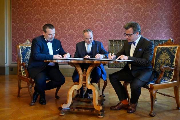 Jakub Hrusa (centre) will become chief conductor and music director of the Czech Philharmonic Orchestra (CF) in autumn 2028, succeeding current conductor and director Semyon Bychkov, David Marecek (right), the director general of the CF informed journalists in Prague, Czech Republic, June 30, 2025. At right is Czech Minister of Culture Martin Baxa. (CTKxPhoto KaterinaxSulova) CTKPhotoP2025063004109  CTKPhotoP2025063004109