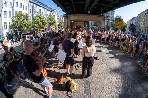 Fete de la Musique zum Sommeranfang in Berlin-Prenzlauer Berg. Unrer dem Hochbahnviadukt der U-Bahn an der Kreuzung Schönhauser Alle und Eberswalder Straße spielt die Zentralkapelle. Immer am 21. Juni, dem Tag der Sommersonnenwende, finden in ganz Berlin Konzerte zum Sommeranfang statt. Fete de la Musique at the beginning of summer in Berlin-Prenzlauer Berg. The Zentralkapelle plays under the elevated subway viaduct at the intersection of Schönhauser Alle and Eberswalder Straße. Every year on June 21, the day of the summer solstice, concerts are held throughout Berlin to mark the beginning of summer. Fele De La Musique in Berlin *** Fete de la Musique at the beginning of summer in Berlin Prenzlauer Berg The Zentralkapelle plays under the sp2025062143101.jpg