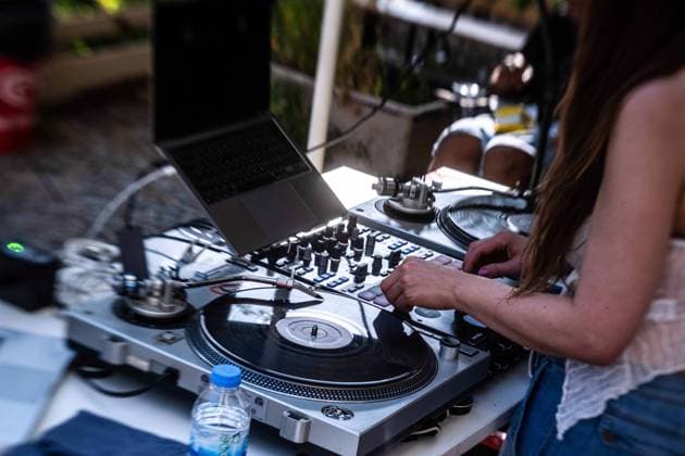Fete de la Musique zum Sommeranfang in Berlin-Prenzlauer Berg. Vor einem Späti legt eine DJane für Kunden und Freunde auf. Immer am 21. Juni, dem Tag der Sommersonnenwende, finden in ganz Berlin Konzerte zum Sommeranfang statt. Fete de la Musique at the beginning of summer in Berlin-Prenzlauer Berg. In front of a late-night shop, a DJ plays for customers and friends. Always on June 21, the day of the summer solstice, concerts are held throughout Berlin for the beginning of summer. Fele De La Musique in Berlin *** Fete de la Musique at the beginning of summer in Berlin Prenzlauer Berg In front of a late night store, a DJ plays for customers and friends Always on June 21, the day of the summer solstice, concerts are held throughout Berlin f sp2025062143145.jpg