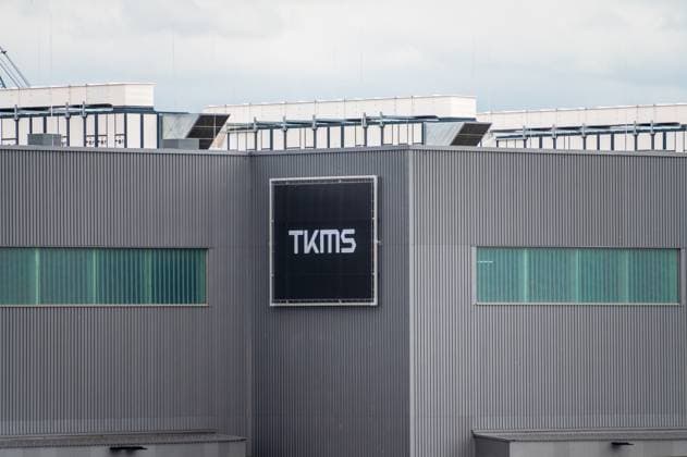 TKMS ehemals TyssenKrupp Marinesystems in Kiel, die neuen Hallen zum Bau von modernen Ubooten. Logo von TKMS *** TKMS formerly TyssenKrupp Marinesystems in Kiel, the new halls for the construction of modern submarines Logo of TKMS