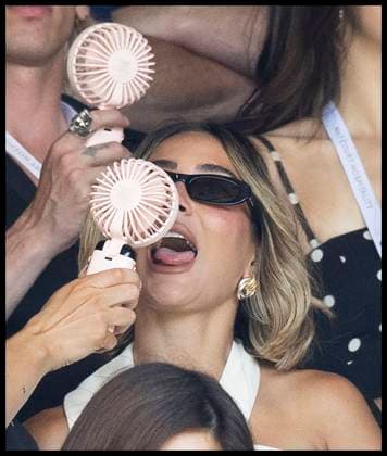 Entertainment Themen der Woche KW27 Bilder des Jahres 2025, Entertainment 06 Juni Entertainment Bilder des Tages . 30 06 2025. London, United Kingdom. Frankie Bridge is cooled off with a fan by a friend on the opening day of the Wimbledon Tennis Championships in London.  xStephenxLockx xi-Imagesx IIM-26060-0076