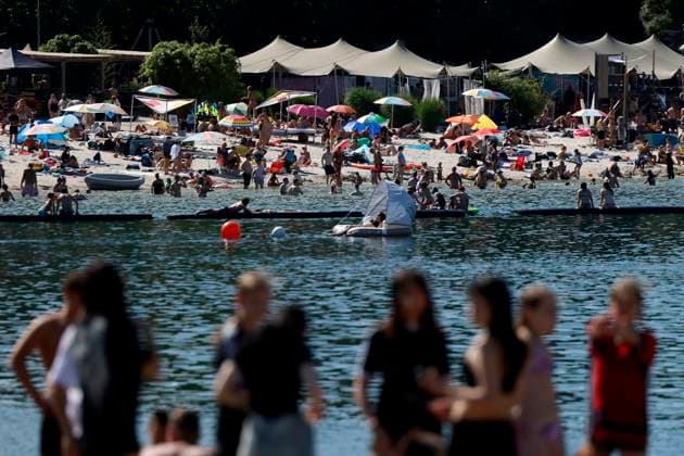 Besucher an einem Freibadstrand am Fühlinger See. Der See im Norden Kölns ist ein beliebtes Ausflugsziel für Kölner und Touristen und bietet alle Formen des Wassersports. (Themenbild, Symbolbild) Köln, 28.06.2025 NRW Deutschland Copyright: xChristophxHardtx