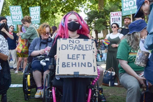 News Themen der Woche KW27 News Bilder des Tages June 30, 2025, London, England, United Kingdom: Campaigners from the organisation Disabled People Against Cuts stage a protest against benefit cuts in Parliament Square. London United Kingdom - ZUMAv130 20250630_zip_v130_016 Copyright: xVukxValcicx