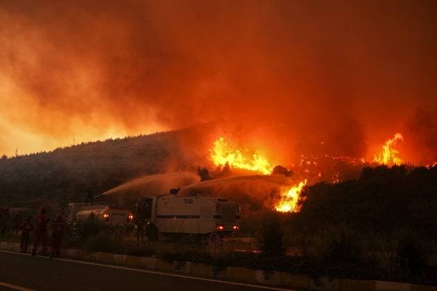 News Themen der Woche KW27 Bilder des Jahres 2025, News 06 Juni News Bilder des Tages Efforts continue for extinguishing wildfires in Izmir IZMIR, TURKIYE - JUNE 30: Smoke and flames rise as aerial and ground extinguishing works continue for wildfires in Seferihisar district of Izmir, Turkiye on June 30, 2025. Mehmet Emin Menguarslan Anadolu Izmir Turkey. Editorial use only. Please get in touch for any other usage.  Copyright: x2025xAnadoluxMehmetxEminxMenguarslanx
