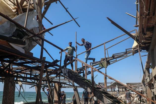 Bilder des Jahres 2025, News 06 Juni News Bilder des Tages (250630) -- GAZA, June 30, 2025 -- People gather at a beachfront cafe destroyed in an Israeli airstrike in Gaza City, on June 30, 2025. The death toll from an Israeli airstrike on a beachfront cafe in Gaza City has risen to 34, up from an earlier report of 21, Palestinian medical and security sources said on Monday. (Photo by Xinhua) MIDEAST-GAZA CITY-BEACHFRONT CAFE-ISRAEL-AIRSTRIKE RizekxAbdeljawad 