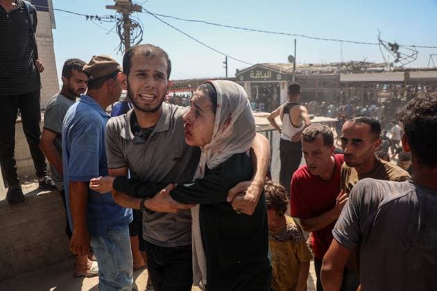 Bilder des Jahres 2025, News 06 Juni News Bilder des Tages (250630) -- GAZA, June 30, 2025 -- Injured people are seen near a beachfront cafe destroyed in an Israeli airstrike in Gaza City, on June 30, 2025. The death toll from an Israeli airstrike on a beachfront cafe in Gaza City has risen to 34, up from an earlier report of 21, Palestinian medical and security sources said on Monday. (Photo by Xinhua) MIDEAST-GAZA CITY-BEACHFRONT CAFE-ISRAEL-AIRSTRIKE RizekxAbdeljawad 