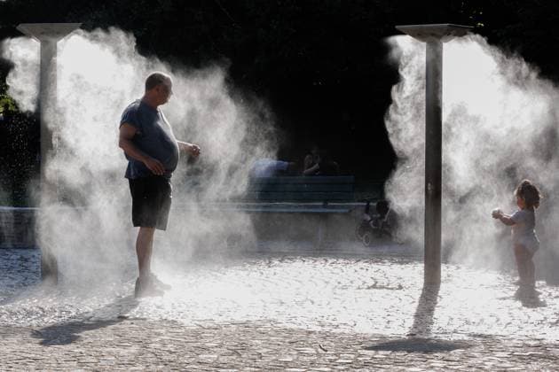 Bilder des Jahres 2025, News 06 Juni News Bilder des Tages June 30, 2025, Saint Ouen, Paris, France: Eighty-four departments are on orange heatwave alert, with temperatures likely to exceed 40Ã‚Â°C in some areas, a heatwave expected to last at least until midweek. In Paris, France, June 30, 2025. Saint Ouen France - ZUMAs287 20250630_zip_s287_001 Copyright: xSadakxSouicix