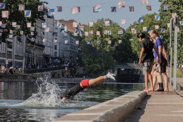 June 30, 2025, Saint Ouen, Paris, France: Young people dive into the Canal Saint Martin as 84 departments are placed on orange heatwave alert, with temperatures likely to exceed 40 degrees Celsius locally, in a heatwave expected to last at least until midweek. In Paris, France, June 30, 2025 Saint Ouen France - ZUMAs287 20250630_zip_s287_007 Copyright: xSadakxSouicix