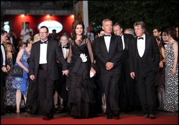 Festival de Cannes LARS VON TRIER, UDO KLER, JOHN HURT - MONTEE DES MARCHES DU FILM MELANCHOLIA - 64 EME FESTIVAL INTERNATIONAL DU FILM DE CANNES RED CARPET FOR MOVIE MELANCHOLIA - 64 TH INTERNATIONAL CANNES FILM FESTIVAL Cannes France *** Festival de Cannes LARS VON TRIER, UDO KLER, JOHN HURT MONTEE DES MARCHES DU FILM MELANCHOLIA 64 EME FESTIVAL INTERNATIONAL DU FILM DE CANNES RED CARPET FOR MOVIE MELANCHOLIA 64 TH INTERNATIONAL CANNES FILM FESTIVAL Cannes France  Copyright: xJACOVIDES-BORDE-MOREAUx xBESTIMAGExJACOVIDES-BORDE-MOREAUx xBESTIMAGEx