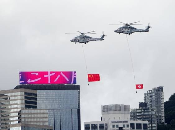 News Themen der Woche KW27 HONG KONG, CHINA - JULY 01: Helicopters carrying China s national flag and the Hong Kong Special Administrative Region (HKSAR) flag fly in the sky to celebrate the 28th anniversary of Hong Kong s return to the motherland on July 1, 2025 in Hong Kong, China. This year marks the 28th anniversary of Hong Kong s return to the motherland.  Copyright: xVCGx 111577103026