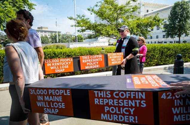 Bilder des Jahres 2025, News 06 Juni News Bilder des Tages June 30, 2025, Washington, Dc, U.S: Demonstrators are shown carrying mock coffins as part of the repairers of the breach moral Mondays protest at the Supreme Court in Washington, DC. The protestors carried the mock coffins on to East Capitol street in front of the Capitol building protesting against President TrumpÃ¢â‚¬â ¢s budget bill that plans to gut medicaid and food stamps before several arrests were made. Washington U.S - ZUMAp140 20250630_zap_p140_042 Copyright: xBrianxBranchxPricex