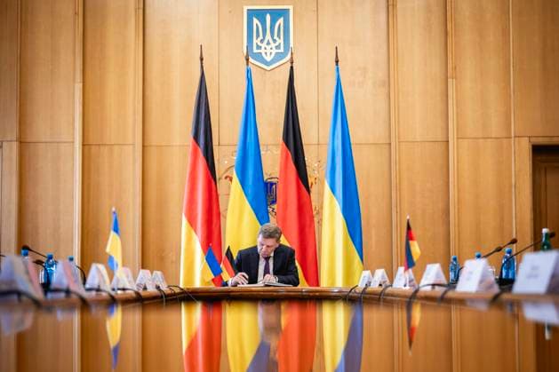 News Themen der Woche KW27 Johann Wadephul (CDU), Bundesaussenminister, traegt sich ins Gaestebuch des ukrainischen Aussenministers ein in Kyjiw, 30.06.2025. Fotografiert im Auftrag des Auswaertigen Amtes Kyjiw Ukraine *** Johann Wadephul CDU , Federal Foreign Minister, signs the guestbook of the Ukrainian Foreign Minister in Kyiv, 30 06 2025 Photographed on behalf of the Foreign Office Kyiv Ukraine Copyright: xJulianexSonntag AAx
